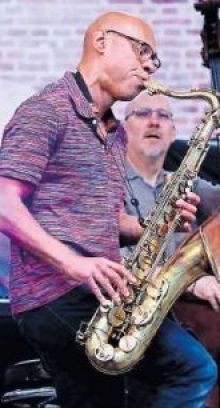 Starauftritt in Germersheim: Saxophonist Joshua Redman (im Hintergrund am Bass Scott Colley)Star in Germersheim: Saxophonist
Joshua Redman (im Hintergrund Bassist Scott Colley)
